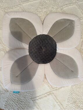 Blooming baby- lotus baby bath mat